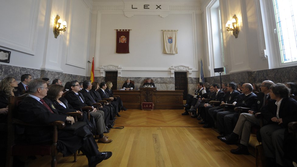 El juez español Juan Luis Pía habla en el juzgado de La Coruña el 13 de noviembre de 2013, antes de dictar la sentencia