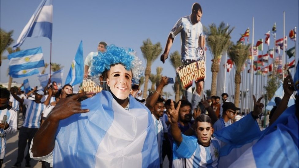 Hinchas apoyando a Argentina en Doha, Qatar