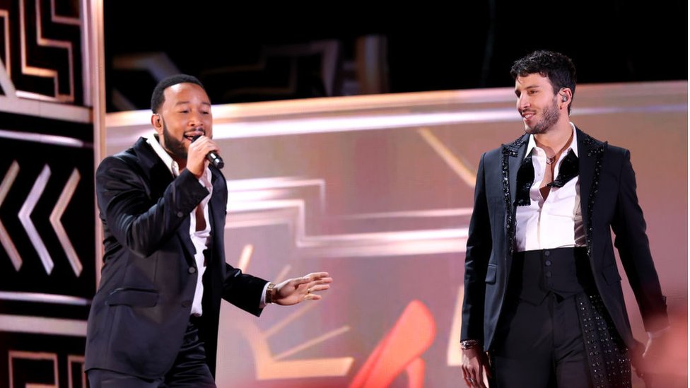John Legend se unió al colombiano Sebastián Yatra para cantar "Tacones rojos".