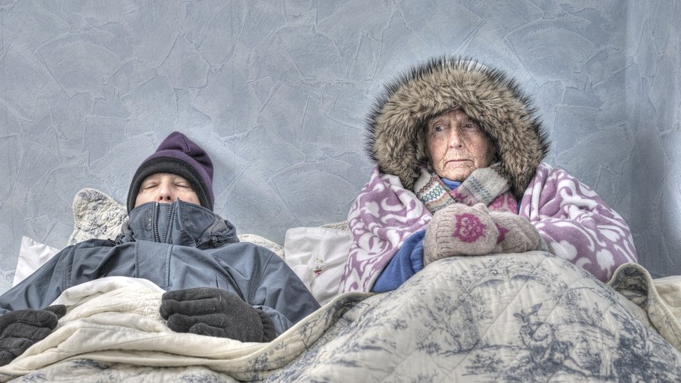 Dos personas abrigadas en la cama