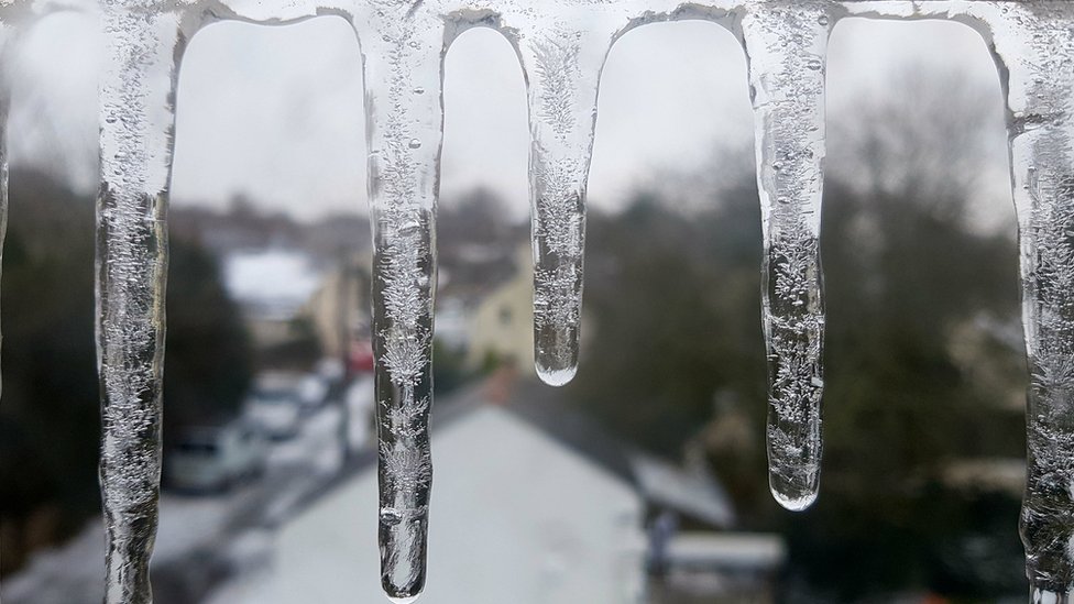 Hielo colgando de una ventana.