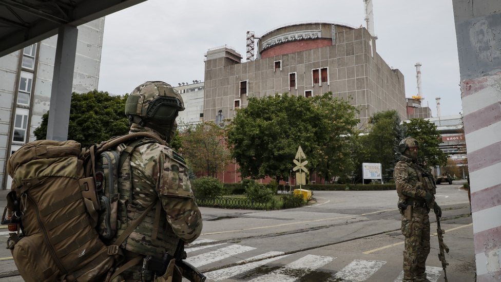 Soldados cerca de la planta nuclear de Zaporiyia.