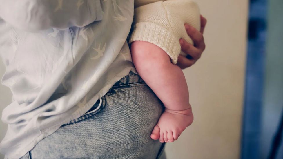 Madre con niño en brazos