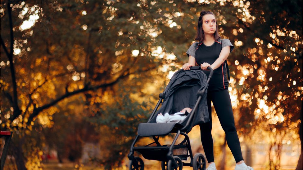 Mujer con su bebé saliendo a correr.