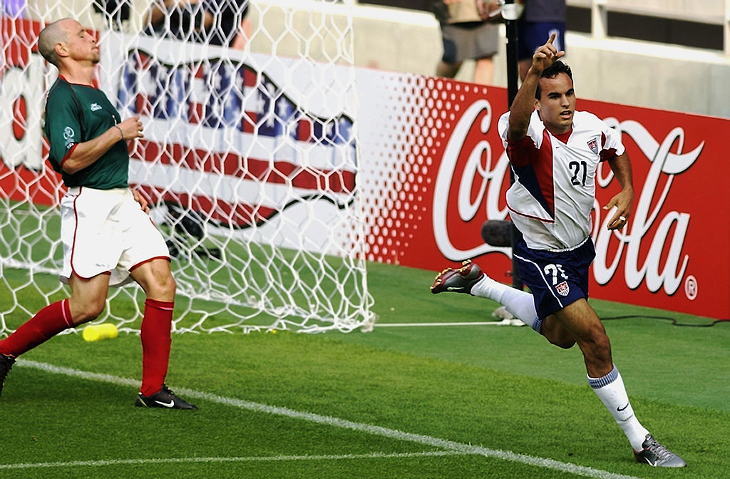 Lando Donovan celebra el gol