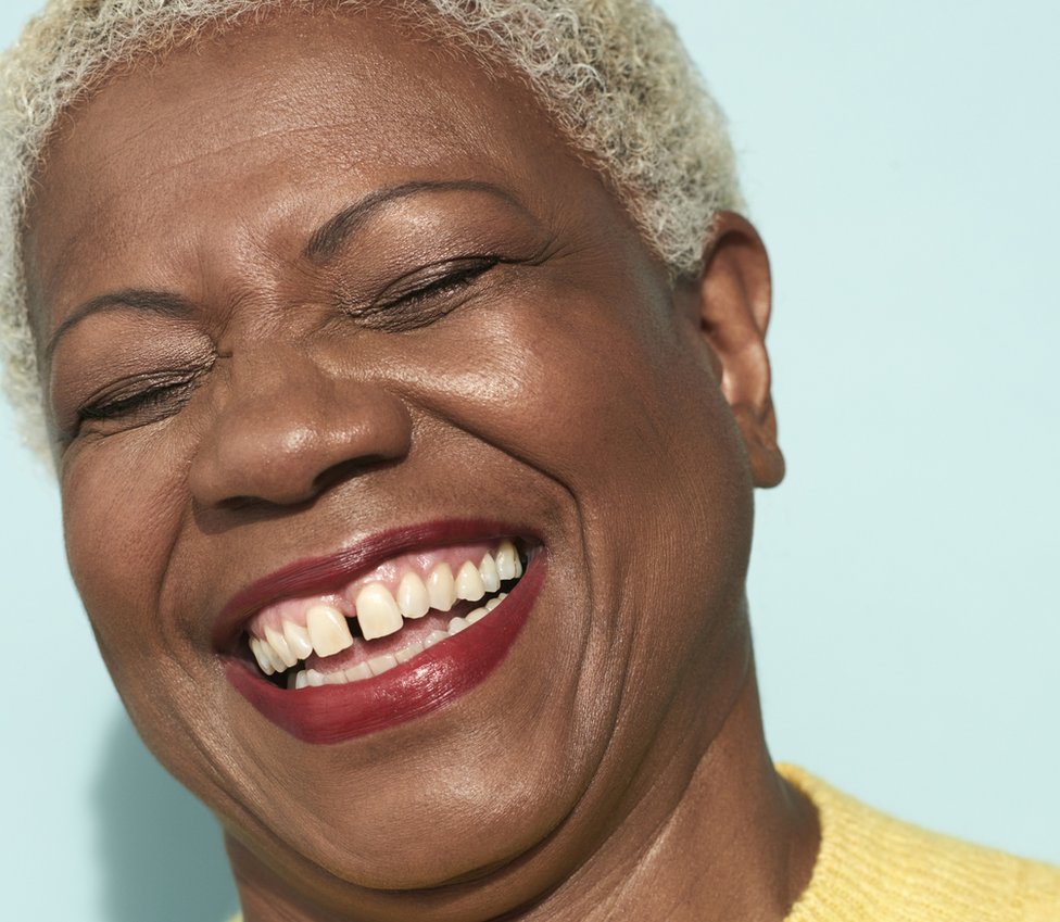 Una mujer sonriendo.