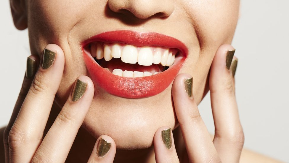 Una sonrisa de mujer en primer plano.