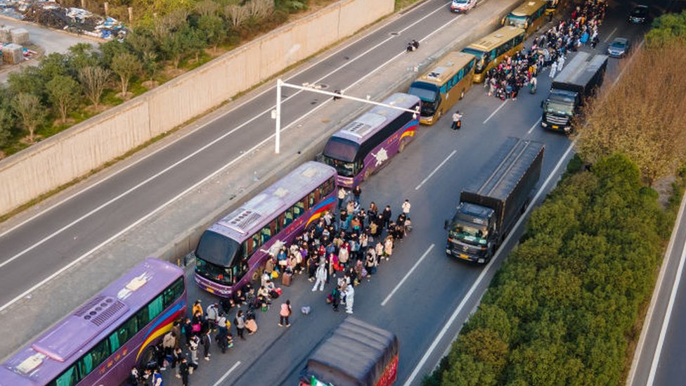 Una imagen aérea de empleados de Foxconn que escaparon el confinamiento de la planta y se marcharon a sus casas