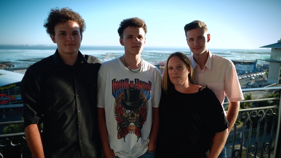 Sarah Sands con sus tres hijos Alfie, Reece y Bradley
