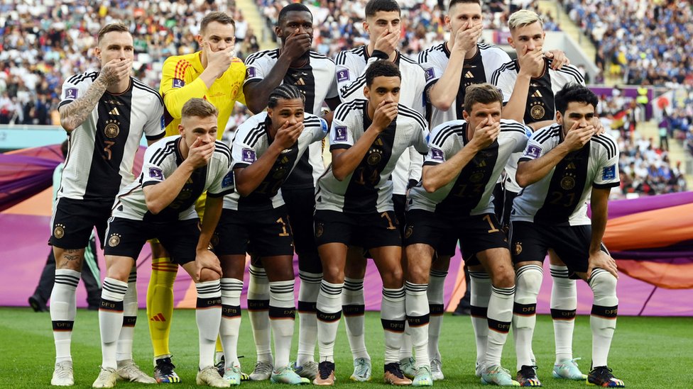 Jugadores alemanes con la mano en la boca