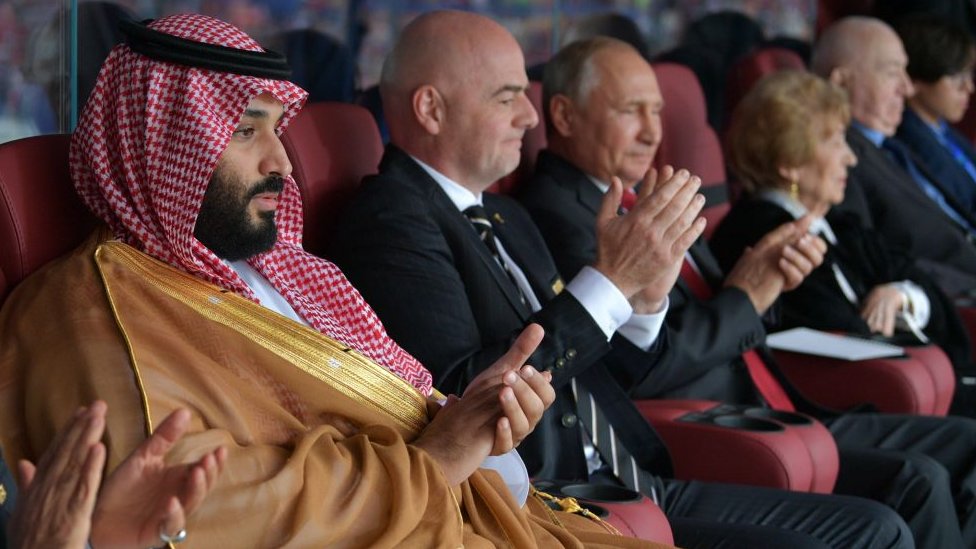 El presidente de la FIFA, Gianni Infantino (centro), al lado del presidente ruso Vladimir Putin (derecha) y el pr'incipe heredero de Arabia Saudita, Mohammed bin Salman (izquierda)