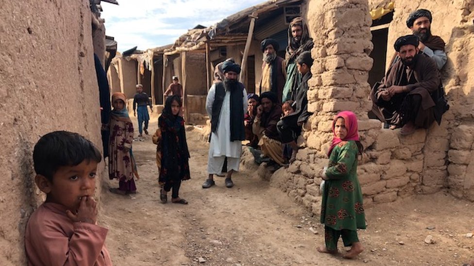 Hombres y niños en las calles de Herat