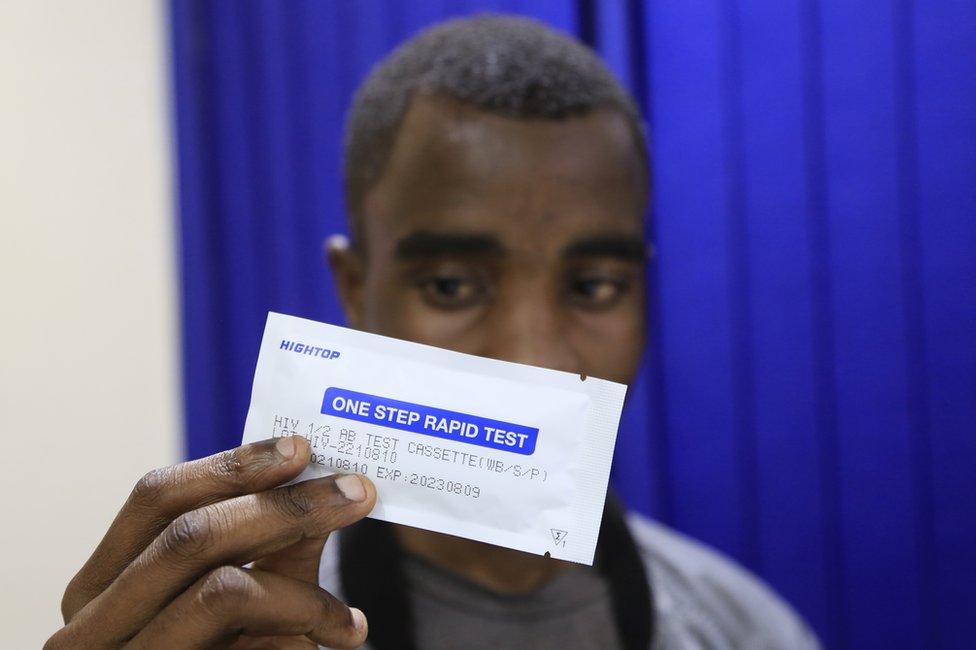 Un hombre sostiene un test de VIH en Harare, Zimbabue, el 21 de octubre de 2022.