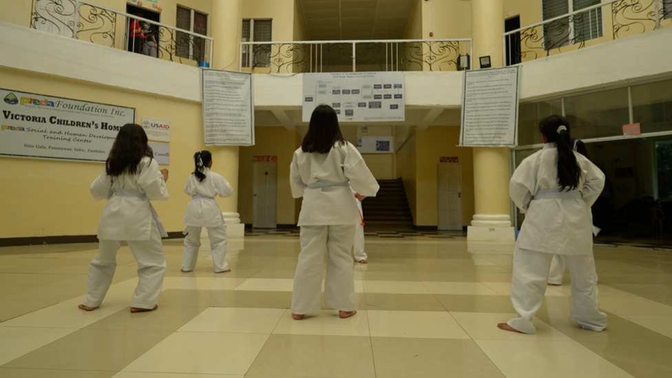 Niñas practicando karate