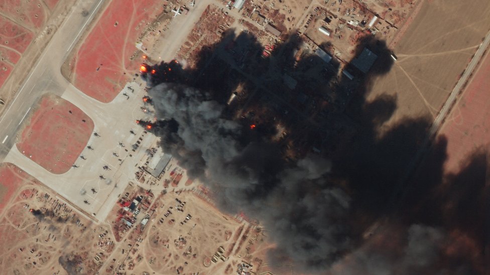 Imágenes aéreas de un boombardeo ucraniano el 15 de marzo a la base de Chornobaivka.