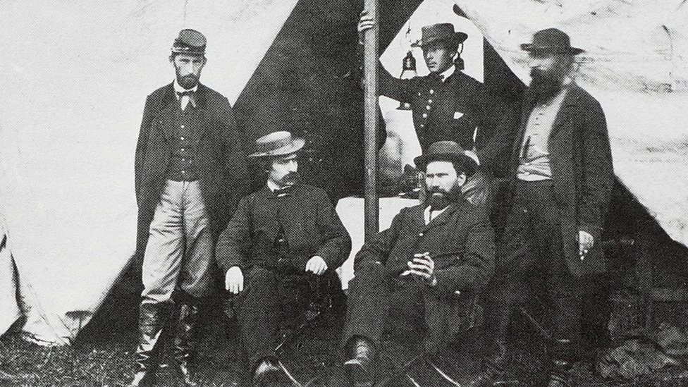 El fundador de la agencia Pinkerton, Allan Pinkerton, con su equipo y Kate Warne, arriba, apoyada en el poste.