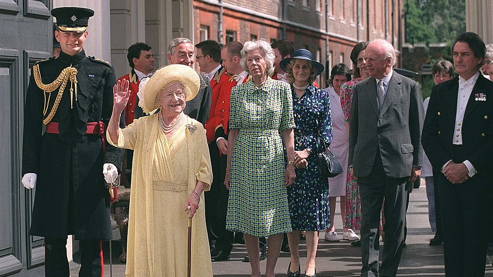 Reina madre junto con damas de comapañía