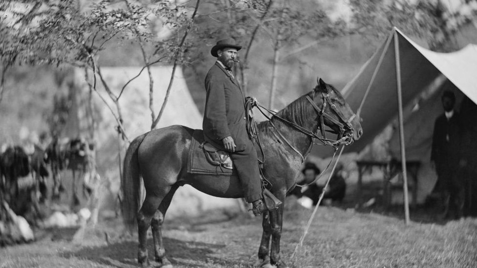 Allan Pinkerton montado a caballo.