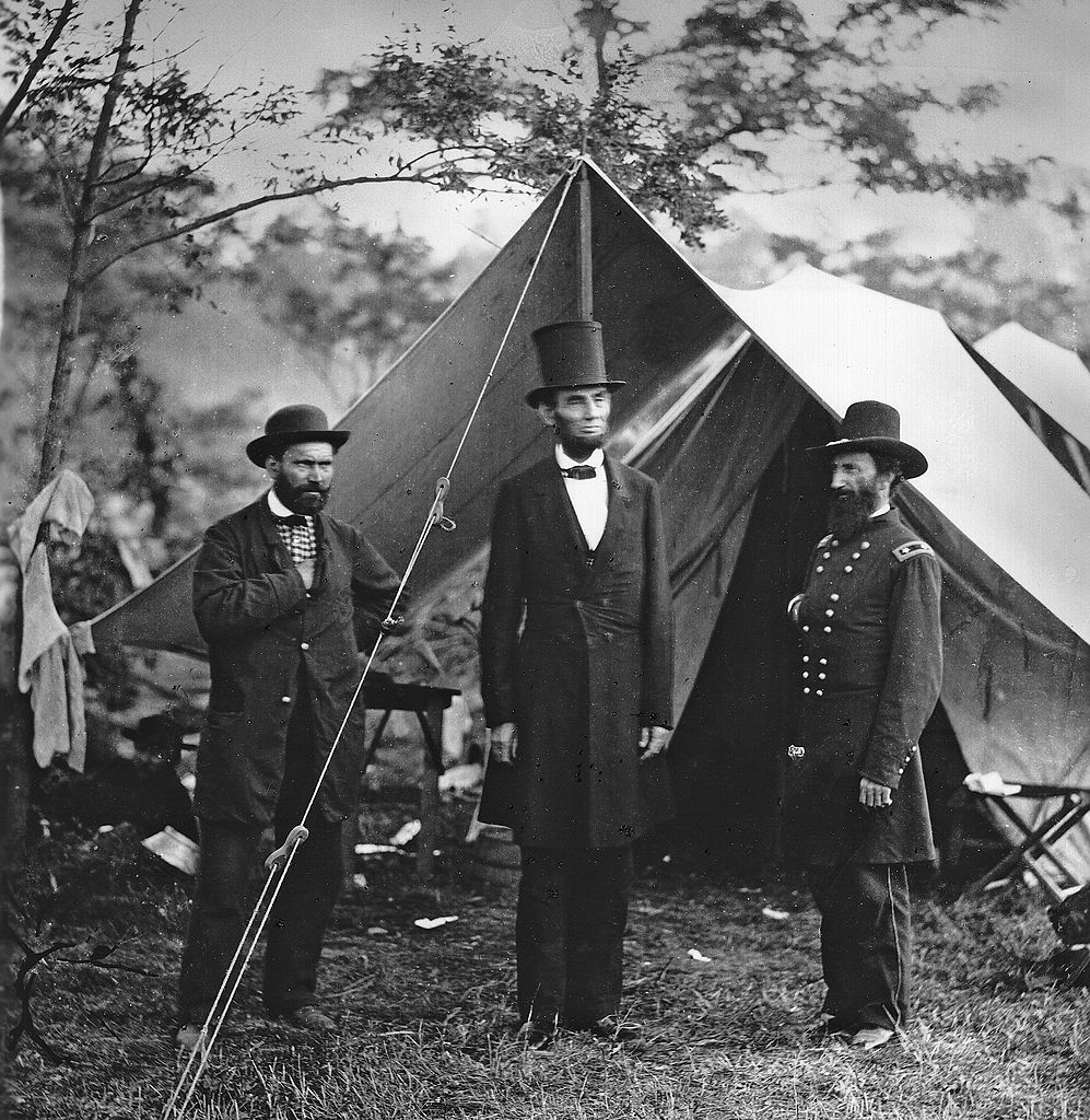 Pinkerton a la izquierda con Abrahan Linconln, en el centro.