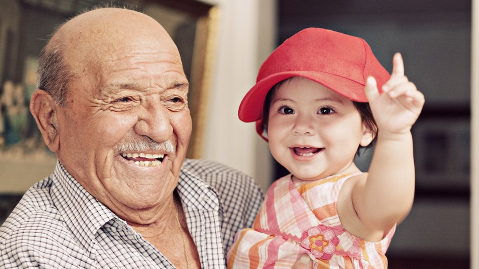 Un abuelo con su nieta