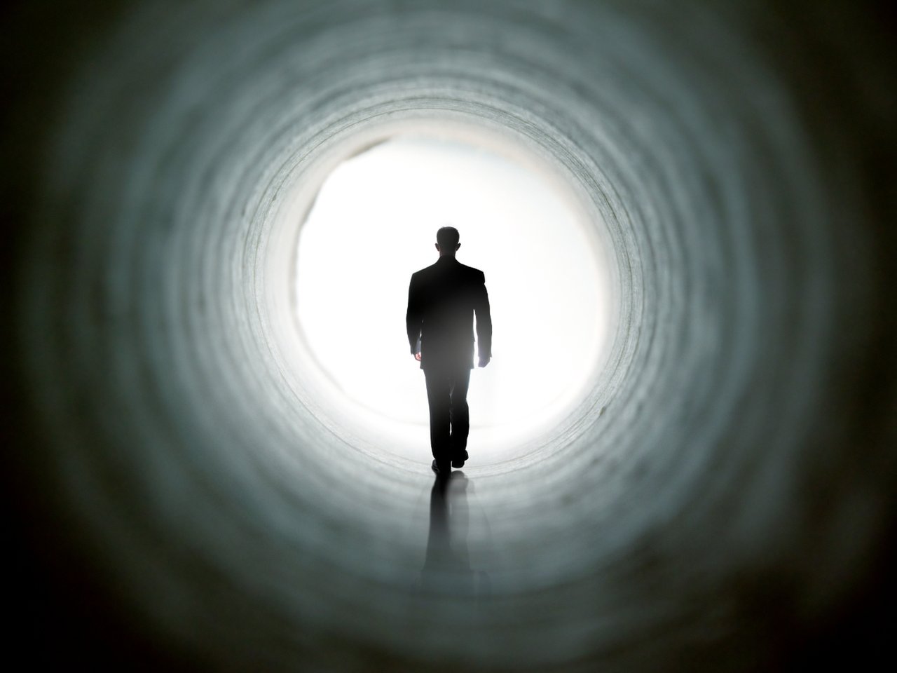 Imagen de un hombre atravesando un túnel