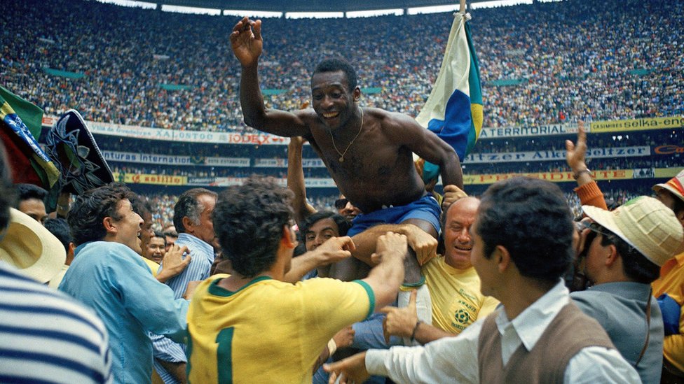 Pelé celebra la obtención de la Copa del Mundo en México 1970.