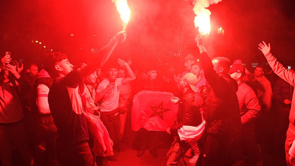 Simpatizantes de Marruecos con bengalas rojas en las calles de Barcelona.
