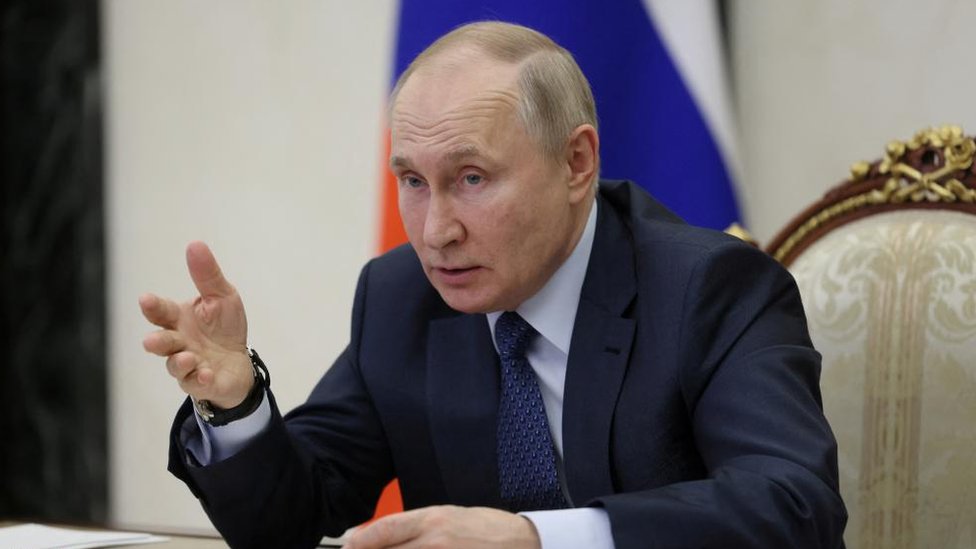 El presidente ruso Vladimir Putin habla en el consejo de derechos humanos de Rusia a través de una videollamada en Moscú.