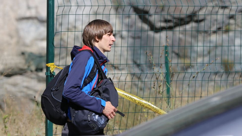 Joven ruso cruzando la frontera con Georgia.