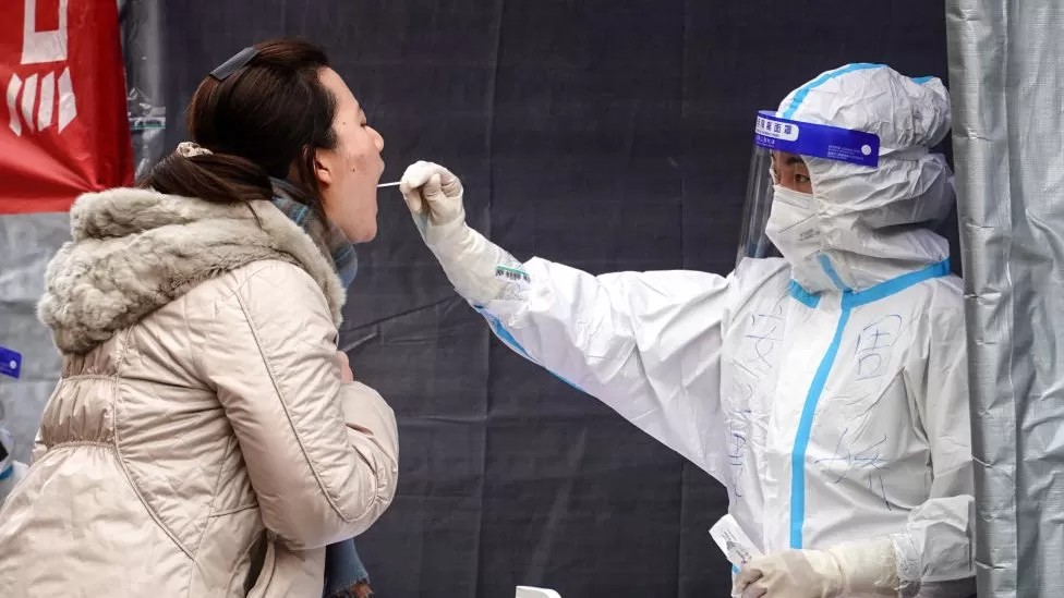 Mujer realizando un test contra el covid