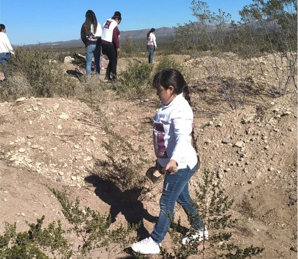 Niña buscando junto a las Madres Buscadoras de Sonora