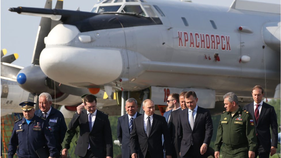 Putin y otras autoridades y un Tupolev Tu-95 BEAR.