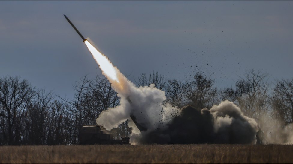 Un sistema Himar lanza un cohete en Ucrania.