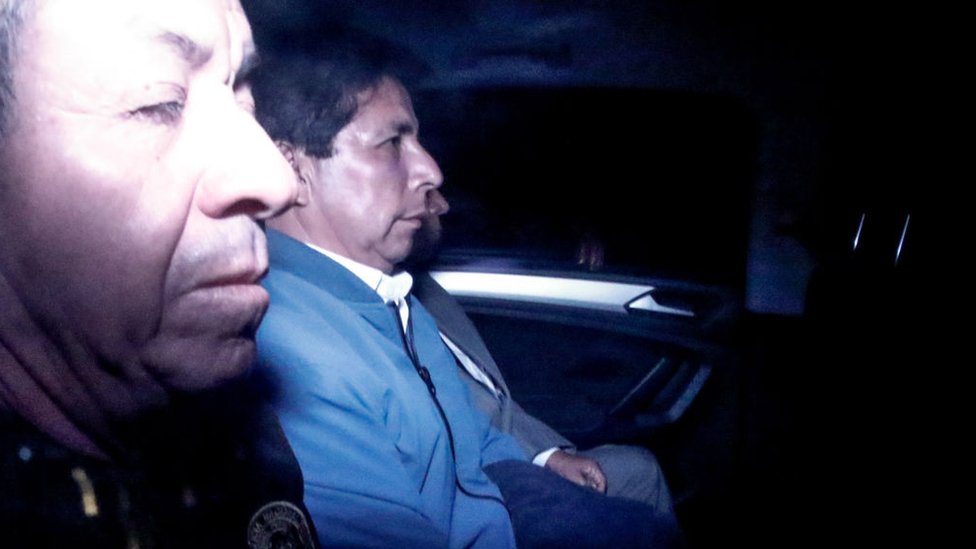 Pedro Castillo en un coche de policía.