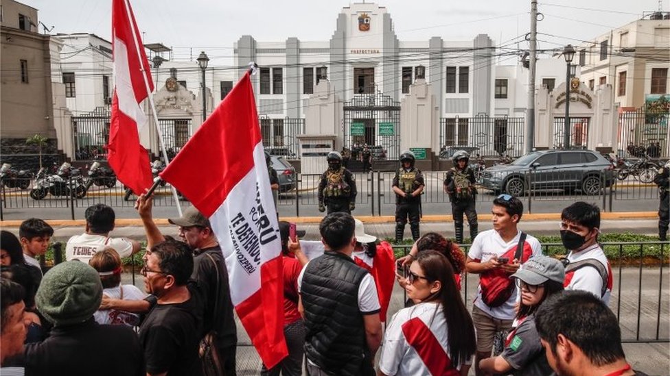 Manifestantes frente al Congreso