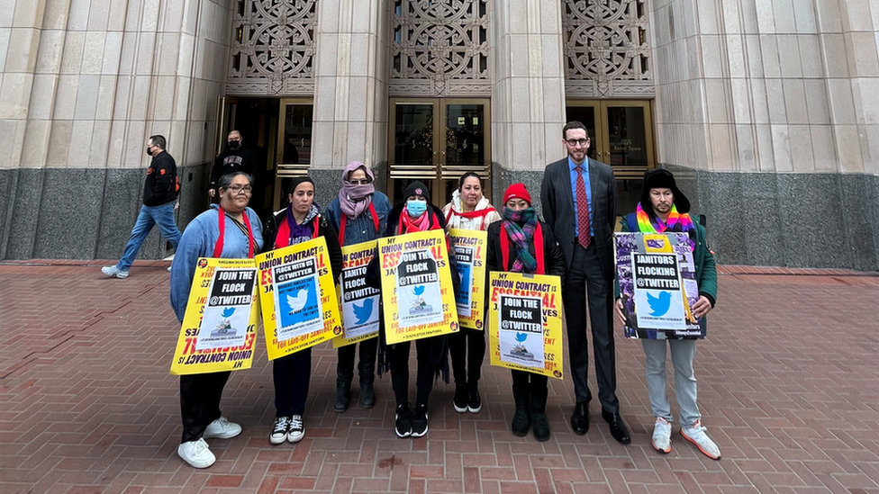 Los limpiadores despedidos del sindicato de Twitter se manifiestan en la sede central