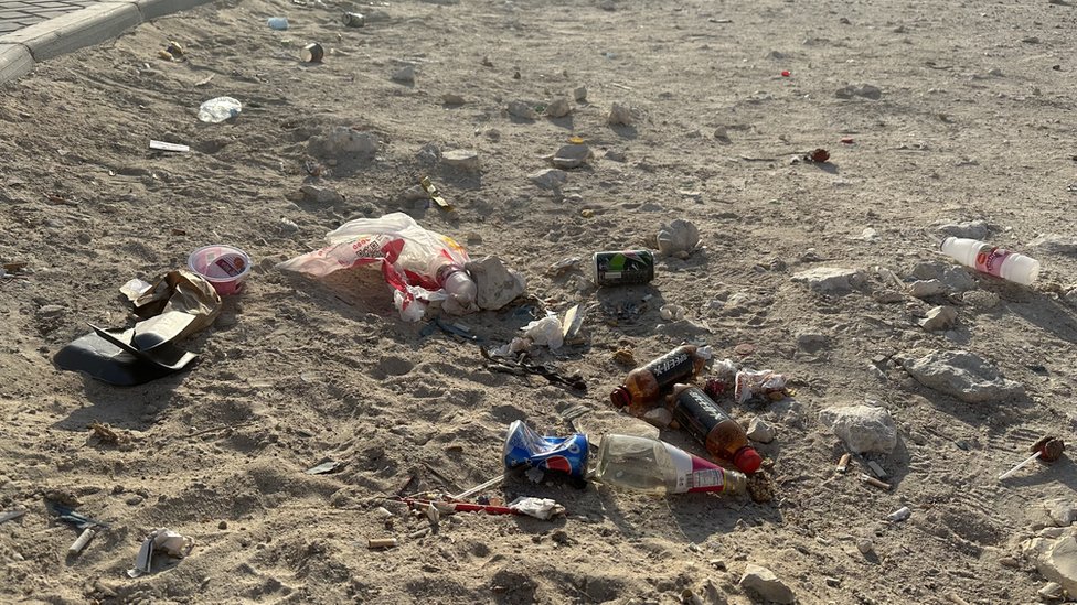 Basura sobre la arena en frente de Labour City.