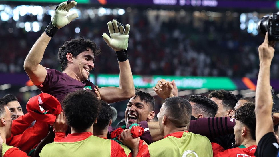 El portero marroquí Yassine Bounou es lanzado al aire mientras Marruecos celebra su victoria durante el partido de octavos de final de la Copa Mundial de la FIFA Qatar 2022 entre Marruecos y España