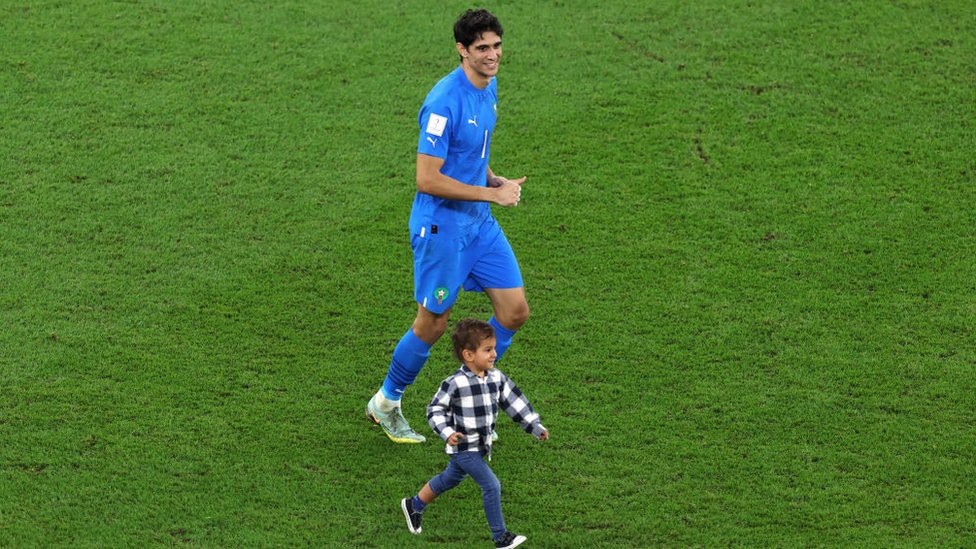 Yassine Bounou de Marruecos celebra la victoria del equipo por 1-0 con su hijo después del partido de cuartos de final de la Copa Mundial de la FIFA Qatar 2022 entre Marruecos y Portugal.