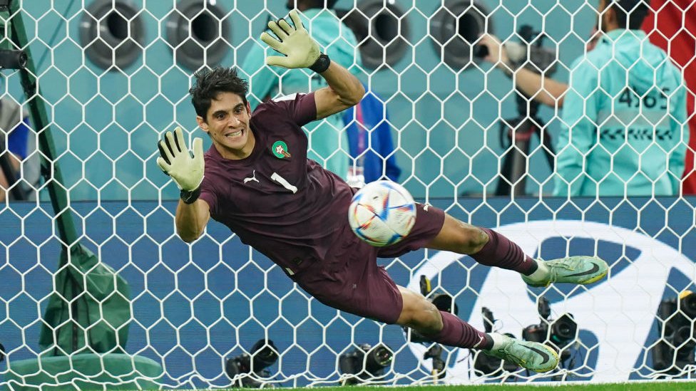 Yassine Bounou detiene el tercer tiro penal durante el partido de octavos de final de la Copa Mundial de la FIFA Qatar 2022 entre Marruecos y España.