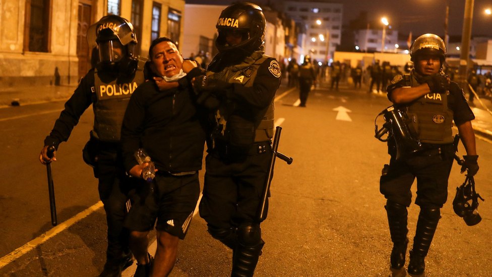 Un manifestante es detenido durante una protesta exigiendo la disolución del congreso.