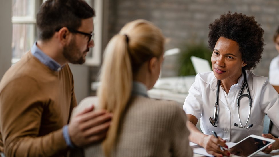 Una doctora aconseja a una pareja