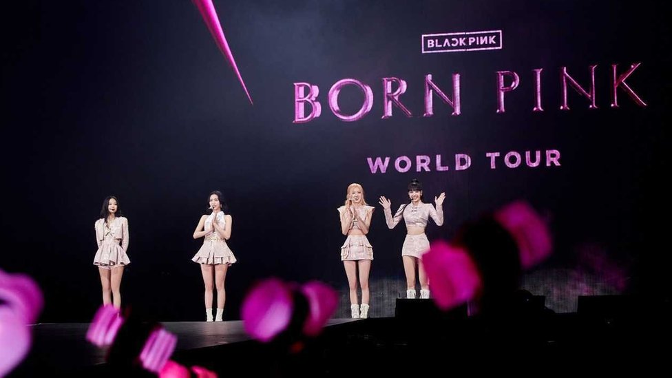 Las cuatro jóvenes que integran BLACKPINK en el escenario