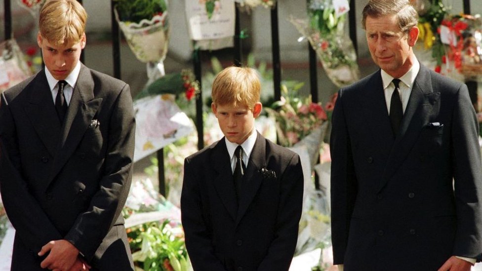 Harry junto a su padre y su hermano en el funeral de su madre en 1997.