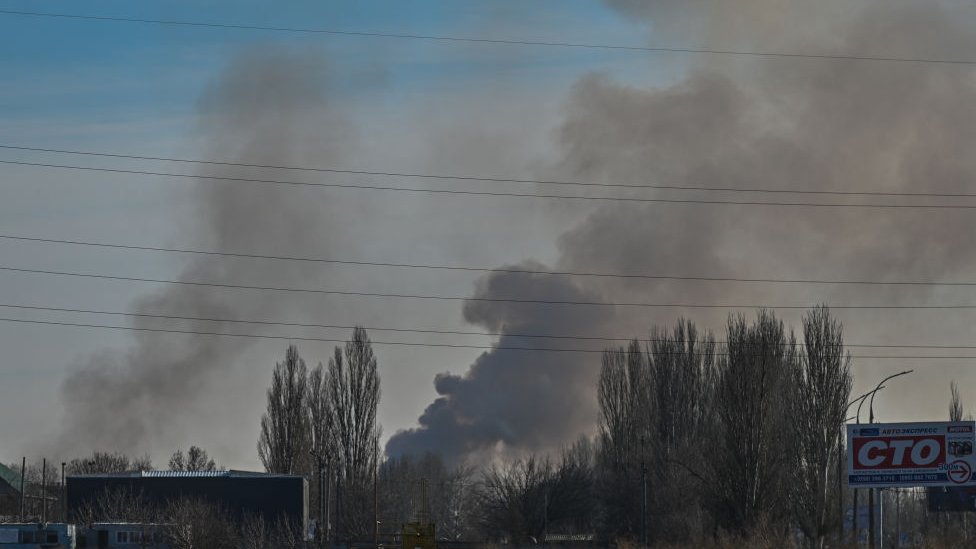 Una columna de humo surge en un campo de Jersón tras el impacto de un misil