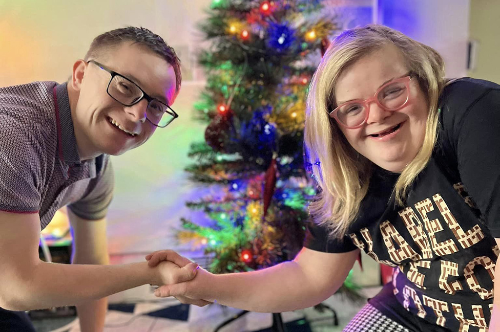 Heidi y James con un árbol navideño