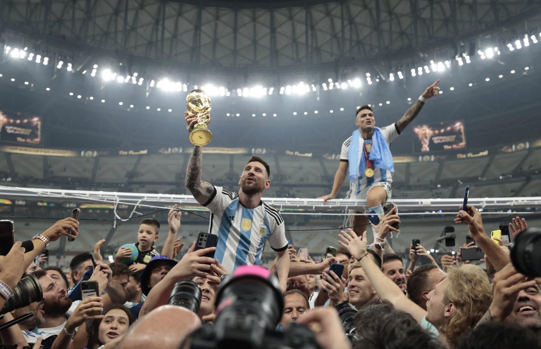 La copa de Messi: La imagen del cierre triunfal de Argentina y su capitán Lionel Messi. Esperó mucho tiempo ese momento, único, icónico. Alemania 2006, Sudáfrica 2010, Brasil 2014, Rusia 2018... hasta Qatar 2022 cuando por fin la levantó. A lo hombros de Agüero. Como Maradona en 1986.