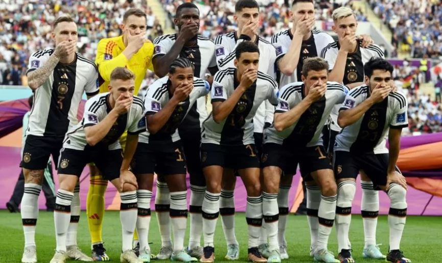 La protesta de Alemania: Otra polémica imagen de protagpnizada por los germanos fue la del debut, donde taparon sus bocas en señal de la censura que sufrieron por parte de Qatar por el brazalete de capitán.