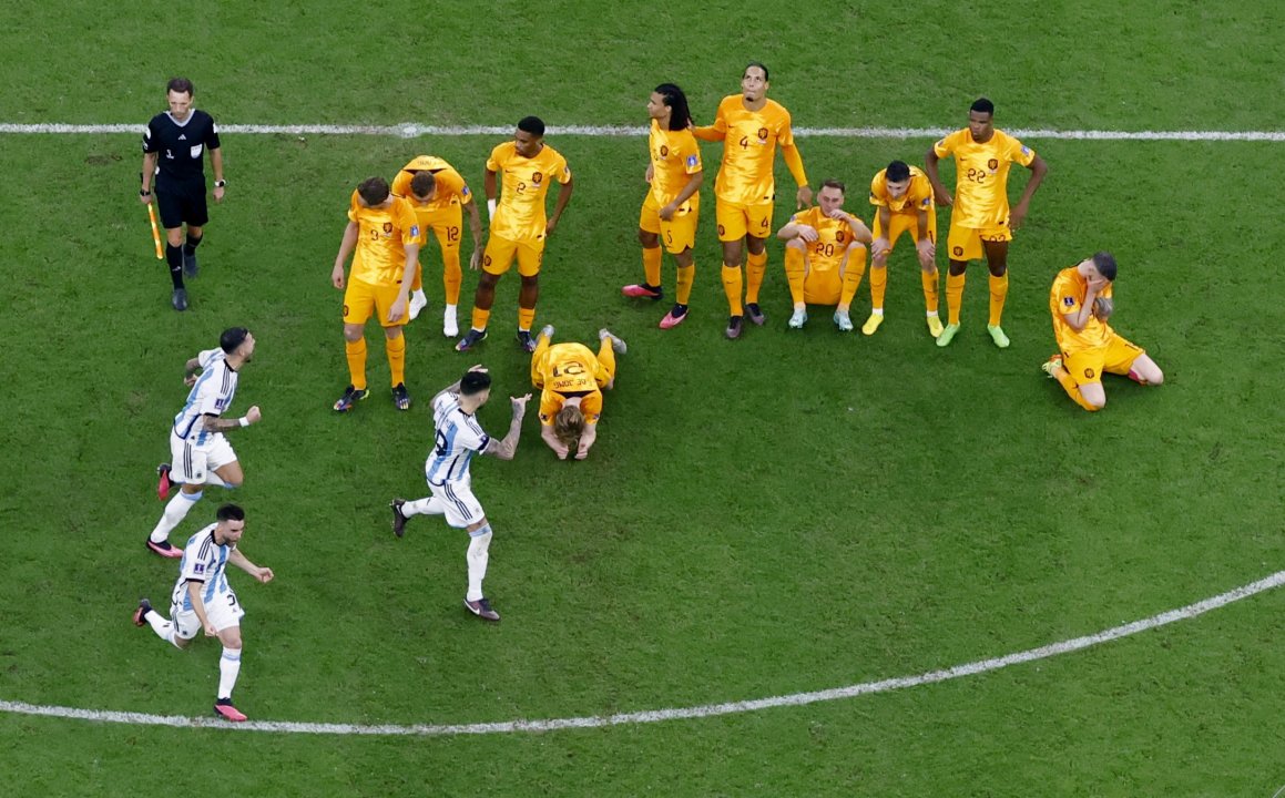 Celebración en la cara: Polémica causó la burlesca celebración de los jugadores argentinos ante los de Países Bajos tras conseguir la clasificación a las semifinales en tanda de penales.