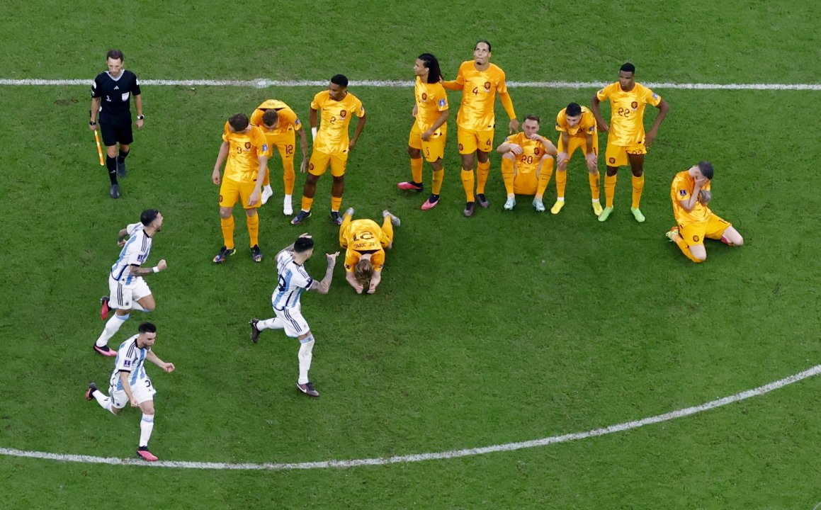 Celebración en la cara: Polémica causó la burlesca celebración de los jugadores argentinos ante los de Países Bajos tras conseguir la clasificación a las semifinales en tanda de penales.